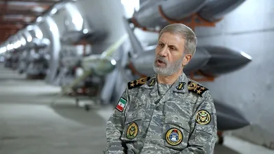 قائد الجيش الإيراني: حققنا نضجاً جيداً في مجال المسيّرات ونرصد التحركات شرقي مضيق هرمز