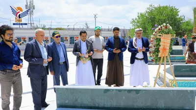 رؤساء مركزي الوثائق والمعلومات والدوائر بمكتب الرئاسة يزورون أضرحة الشهداء القادة   