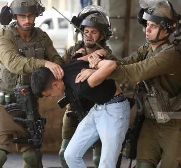 العدو الصهيوني يعتقل أكثر من 36 فلسطينيا في الضفة بينهم سيدة وأسرى محررون