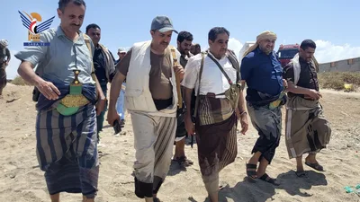 مدير الخدمة المدنية بالحديدة يتفقد أوضاع الموظفين في حيس والخوخة