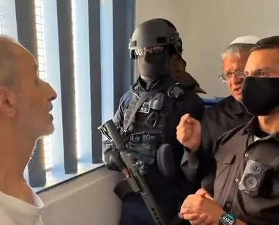 بن غفير يقتحم زنزانة الأسير الفلسطيني حسن سلامة ويهدد بإعدام الأسرى