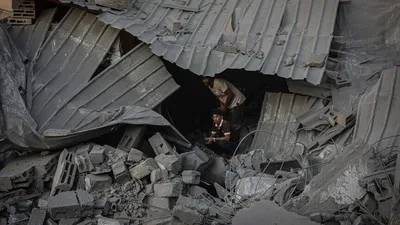 الدفاع المدني بغزة يبدأ بانتشال جثامين نحو 150 شهيداً من تحت أنقاض "برج المهندسين" بالنصيرات