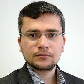 رضائي: الشعب اليمني يعمل على قطع المصدر النفطي لتمويل الإرهابيين