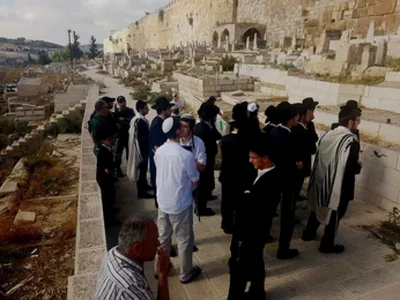 مستوطنون يقتحمون مقبرة باب الرحمة في القدس ويهاجمون منازل بالضفة