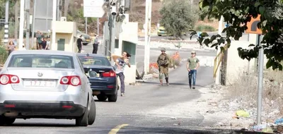 مستوطنون يواصلون اعتداءاتهم في الضفة والعدو الإسرائيلي يفرض حصاراً على حارة بالخليل