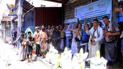 تعز .. تدشّين مشروع توزيع 20 ألف سلة غذائية في المخاء والمناطق المحررة بالساحل الغربي