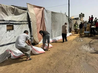 قبل الشتاء.. سواتر رملية تحاصر المياه لحماية خيام النازحين في غزة من الغرق