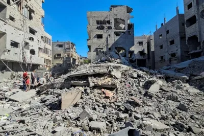 شهيد وقصف وإطلاق نار للعدو الإسرائيلي يستهدفان مناطق النازحين في قطاع غزة