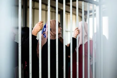 إعلام الأسرى الفلسطيني: ضابط إسرائيلي يكشف حجاب أسيرات ويفرض عليهن عقوبات 