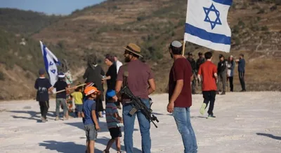 العدو الإسرائيلي يغلق محال تجارية جنوب نابلس ومستوطنون يحتجزون فلسطينيا ومركبته شرق طوباس