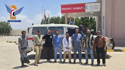فريق طبي من هيئة مستشفى الثورة بالحديدة يواصل تقديم خدماته الصحية في الخوخة