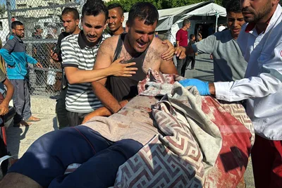 استشهاد فلسطيني وإصابة آخرين بقصف للعدو الإسرائيلي شرق مخيم النصيرات وسط قطاع غزة