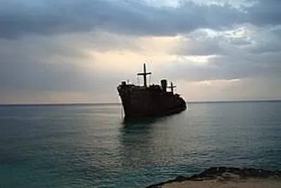 استشهاد شخص وإصابة آخرين إثر تعرض سفينة إيرانية لهجوم في مضيق هرمز