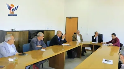 مناقشة آلية تطوير الأداء المؤسسي والبيئة التعليمية بكلية الطب في جامعة صنعاء