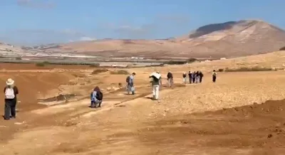 متضامنون أجانب يحاولون كسر الحصار عن  خربة "الرأس الأحمر" بالأغوار