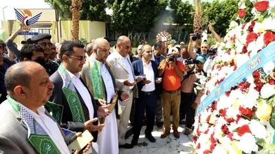 قيادات وزارة الإتصالات يزورون أضرحة الشهداء الصماد والرهوي والغماري