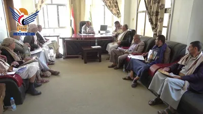 مناقشة تطوير الأداء الإداري والخدمي بمحافظة صنعاء