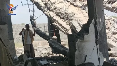 فريق محلي بالحديدة يطلع على أضرار مجزرة طيران العدو السعودي بحق أسرة الوصابي في التحيتا