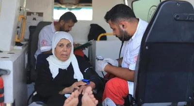 الهلال الأحمر بغزة: مغادرة 61 مريضًا مع مرافقيهم عبر معبر رفح