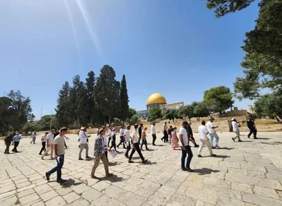 عشرات المستوطنين يقتحمون الأقصى بحماية شرطة العدو الصهيوني
