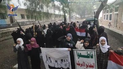 وقفة للهيئة النسائية بمدينة المحويت دعماً للقوات المسلحة ورفضا لمزاعم استهداف مكة