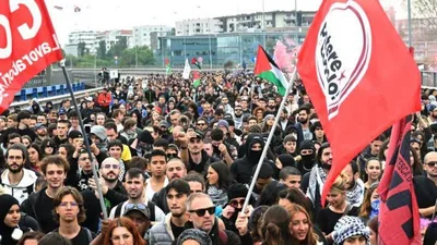 نشطاء يرفعون العلم الفلسطيني على برج "بيزا المائل" في إيطاليا