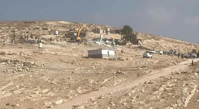 العدو الإسرائيلي يهدم منازل ومنشآت للفلسطينيين في قرية جنبا بمسافر يطا