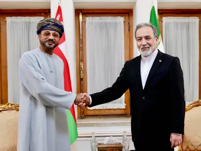عُمان وإيران تشددان على ضرورة الالتزام بالقانون الدولي واحترام الحقوق السيادية للدول الساحلية لمضيق هرمز