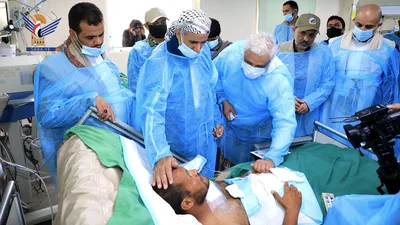 مفتاح يزور مصابين وجرحى في مستشفيات العاصمة صنعاء