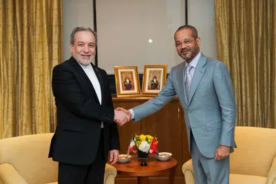 وزيرا الخارجية العماني والإيراني يبحثان الجهود المبذولة لرأب الصدع في عدد من العلاقات الإقليمية