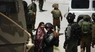 العدو الإسرائيلي يعتقل فلسطينية شرق طولكرم ويركّب بوابتين حديديتين على مدخل مركة وشارع جنين _ نابلس