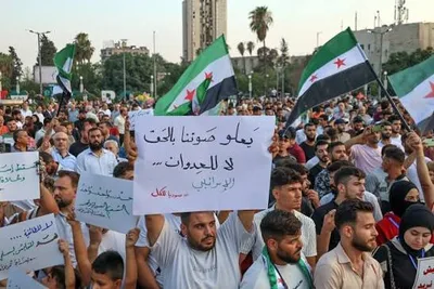 احتجاجات في اللاذقية وحلب تنديداً بالاعتداءات الإسرائيلية في الجنوب السوري