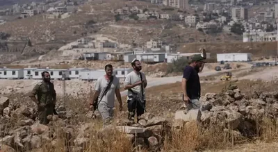 إصابة شاب فلسطيني وسرقة زيتون وحرق مركبتين في اعتداءات منفصلة في سلفيت وطولكرم ونابلس
