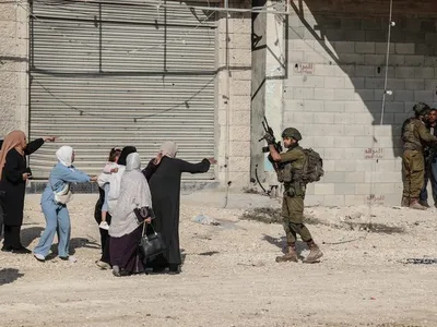العدو الإسرائيلي يعتقل شابا فلسطينيا وفتاة من الخليل ويشرد قسرا أكثر من 450 عائلة