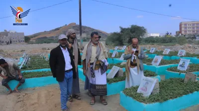 محافظ البيضاء يتفقد سير الأعمال الإنشائية والتحسينية في بناء سور روضة الشهداء في المدينة
