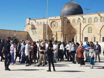 عشرات المستوطنين يقتحمون الأقصى بحماية العدو الإسرائيلي