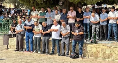 عشرات الآلاف يؤدون صلاة الجمعة في الأقصى رغم إجراءات العدو الإسرائيلي