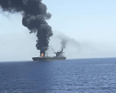 انفجار ناقلة نفط عملاقة مخالفة جنوب مضيق هرمز