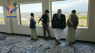 المساوى يطّلع على أضرار استهداف طيران العدو السعودي لمقر السلطة المحلية