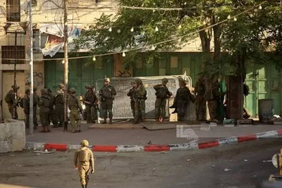 قوات العدو الإسرائيلي تقتحم بيت فجار وتعتقل فلسطينيا من مدينة الخليل