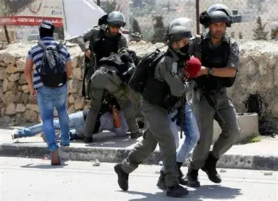 العدو الإسرائيلي يعتقل أبا فلسطينيا ونجله من طولكرم  