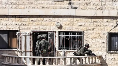 العدو الإسرائيلي يشرع بتفتيش مساكن الفلسطينيين جنوب شرق طوباس ومستوطنون يهاجمون منازل في مدينة الخليل