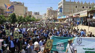 وقفة ومسير لطلاب المدارس بمديرية دمت في الضالع للتنديد بالإساءة للقرآن الكريم