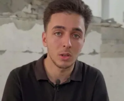 ناجٍ من تحت الركام.. حسام الخالدي يوثق آخر ضحكة لوالده قبل مجزرة رفح