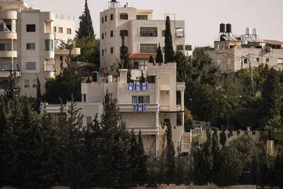 "الأورومتوسطي": جنود "إسرائيليون" ينهبون ممتلكات الفلسطينيين خلال اقتحام منازل بالخليل