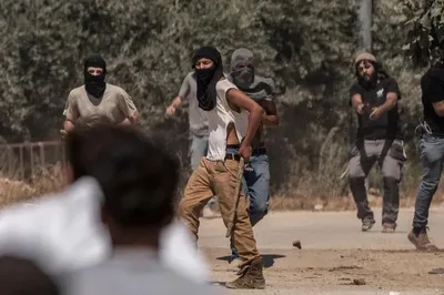 مستوطنون يهاجمون قاطفي الزيتون برام الله ونابلس و4 اصابات في اعتداء استيطاني في سلفيت