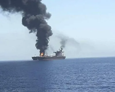 بحرية "الثوري الإيراني": اندلاع النيران في ناقلة نفط مخالفة شرق مضيق هرمز