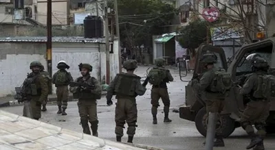 العدو الإسرائيلي يعتقل فلسطينيينِ وسط حملة مداهمات واسعة بالضفة الغربية المحتلة