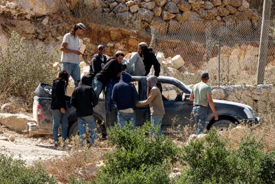 إصابة خمسة فلسطينيين جراء اعتداءات المستوطنين على المزارعين في الضفة