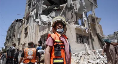 الدفاع المدني ينقذ شابا بعد انهيار جزئي لمبنى متضرر في مدينة غزة